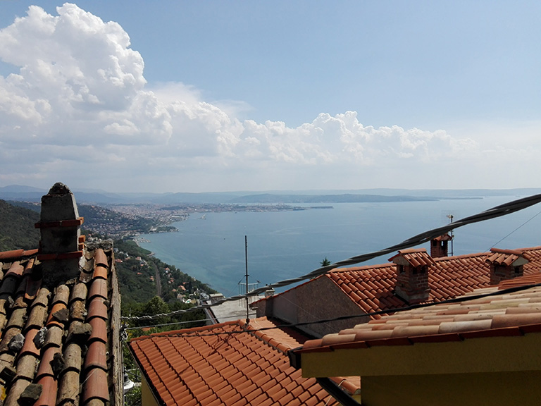 Vista da costa ocidental de Trieste